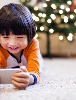 طفل يغلق هاتف والدته "الآيفون" لمدة 48 عاماً