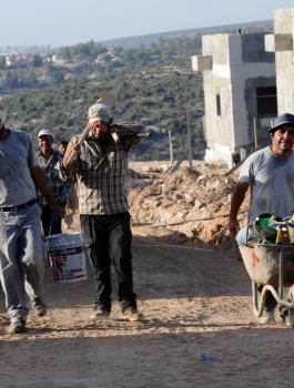 هذا معدل الاجر اليومي للعمالة الفلسطينية محلياً وفي اسرائيل