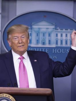 ترامب والامريكيين وفيروس كورونا 