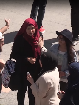 فلسطيني في شوارع الجزائر 