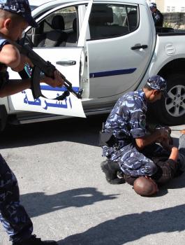 القبض على 3 أشخاص عليهم مستحقات بأكثر من مليون شيقل في نابلس