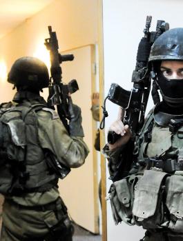 شرطة الاحتلال تزعم اعتقال فلسطينيين في رام الله احتالوا على مستوطنين