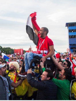 صورة رفع مشجع مصري على كرسي متحرك تثبت أن كرة القدم فعلاً أكثر من مجرّد لعبة 