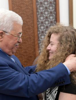 عهد التميمي وعباس في باريس 