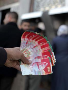 نسبة صرف رواتب الموظفين العموميين 