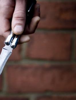 إصابة شاب بجروح بعد تعرضه للطعن بآلة حادة والشرطة تفتح تحقيقاً