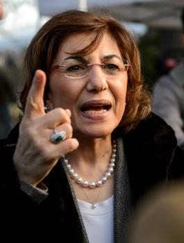 مستشارة الأسد تشترط على المعارضة: إلقاء السلاح ثم الذهاب للحوار 