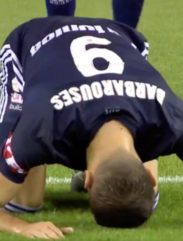 لاعب نيوزيلندي يسجد بعد تسجيله هدفاً تضامناً مع ضحايا هجوم المسجدين