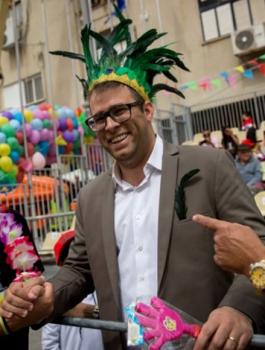 نائب إسرائيلي: إدمان الأسبان أكل الخنزير سبب عملية برشلونة