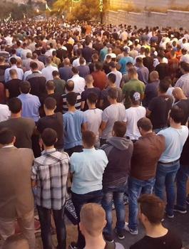 آلاف المقدسيين يؤدون صلاة المغرب في أقرب نقاط للأقصى