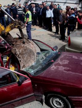 الحكومة الفلسطينية والسيارات غير القانونية 