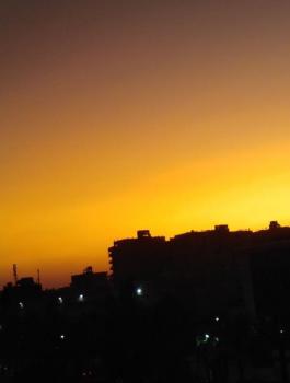 غروب باللون الأصفر 