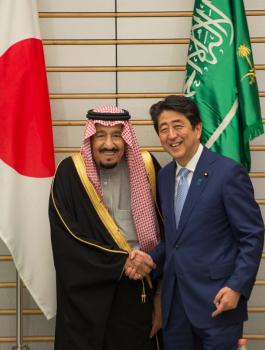 رئيس الوزراء الياباني في الخليج العربي 