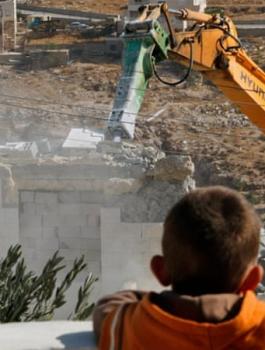 فلسطيني يهدم منزله في بيت لحم 