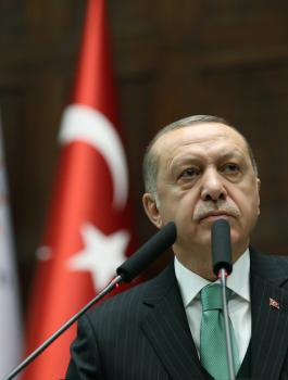 إردوغان لطفلة: "إذا سقطت شهيدة سنلفك بالعلم"