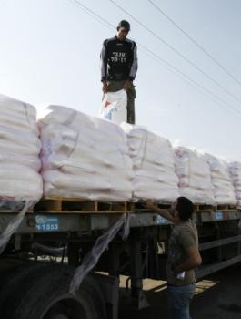 80 % من سكان غزة  يعتمدون على "الإغاثة" 