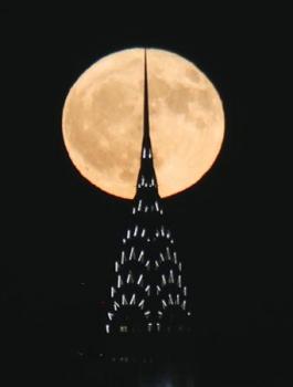 سقوط القمر على الارض 