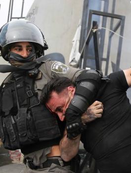 اعتقال شاب جريح وإصابة مصور خلال مواجهات شمال البيرة