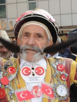  وفاة صاحب اطول شارب في العالم 