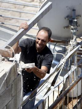 مواطن يهدم منزله في القدس 