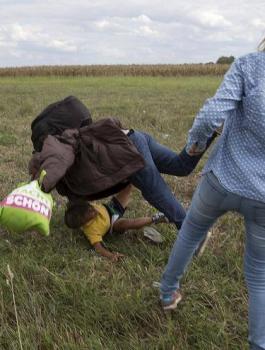 محكمة مجرية والمصورة الصحفية واللاحئيين 