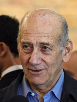 نقل ايهود اولمرت الى المستشفى 