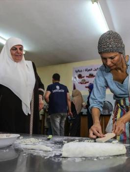 طُهاة إيطاليون وفلسطينيون يتشاركون في إعداد “الأكلات التراثية” بغزة