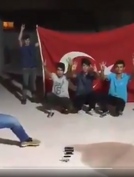 اتراك يحطمون هواتف آيفون 