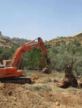 تجريف ارضي في عصيرة القبلية 