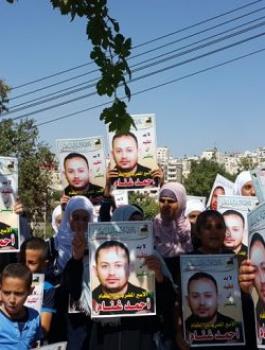 عوائل-الاسرى-فى-وقفة-تضامن-مع-الاسير-احمد-غنام-660x330