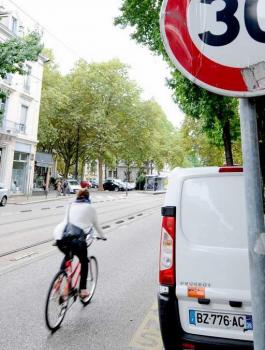 1-لمنع الحوادث.. اتبع "الطريقة الهولندية" لفتح باب سيارتك