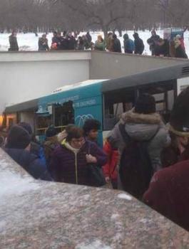 مقتل 4 أشخاص وإصابة 15 آخرين بعدما داهمت شاحنة عدد من المشاة في موسكو