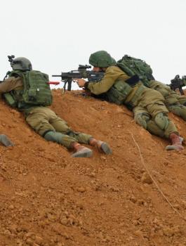 قناصة الجيش الاسرائيلي والمتظاهرين في غزة 