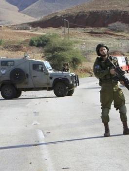 israeli-soldiers-stand