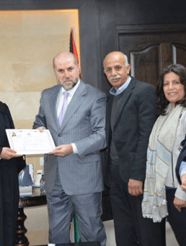 الهباش يمنح مسيحة شهادة مزاولة