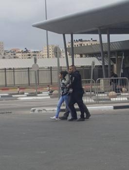 اعتقال فتاة فلسطينية على معبر قلنديا 