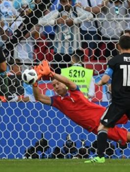 مارادونا: ميسي "يغلي" بعد تضيعه ركلة الجزاء أمام آيسلندا