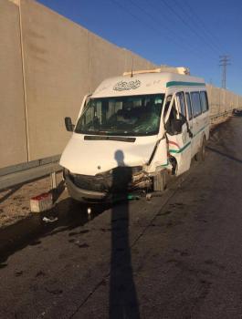 اصابات في حادث سير بين باص وسيارة بالجلزون 