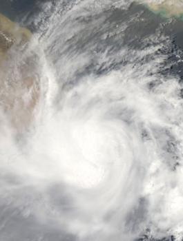 الاعصار ميكونو يصل السعودية 