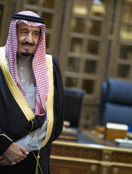 الملك سلمان يعفي مسؤولا سعوديا كبيرا بعد حضوره عرضا للأزياء