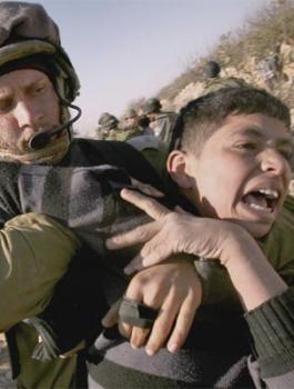 الاطفال الفلسطينيين تعرضوا للضرب من قبل الجيش الاسرائيلي 