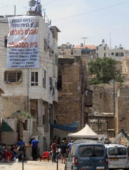 رئيس مجلس المستوطنات بالضفة يتحصن في مبنى الرجبي بالخليل