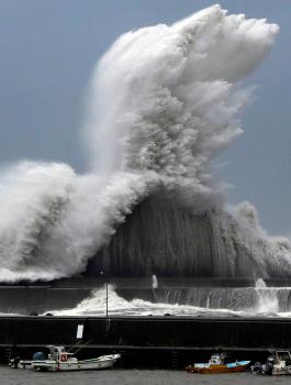 اليابان والاعاصير 