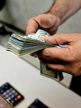 العملات  والدولار 