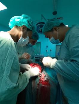 طبيب فلسطيني ينقذ طفلا من الموت المحقق 