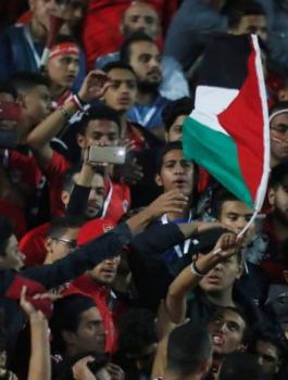 مصري يرفع العلم الفلسطيني 