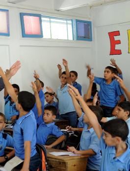 فوز معلم فلسطيني بجائزة عالمية كأفضل ملهم في العالم