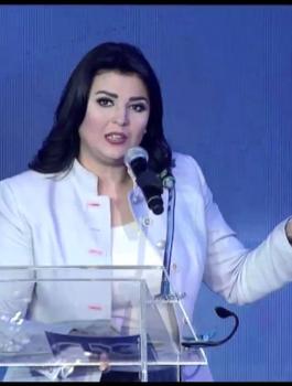 منة الشاذلي تهدي سيارة لضيفتها 