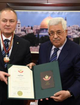 الرئيس يمنح ممثل روسيا وسام نجمة القدس 