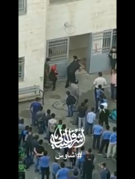 معلم يضرب الطلاب 